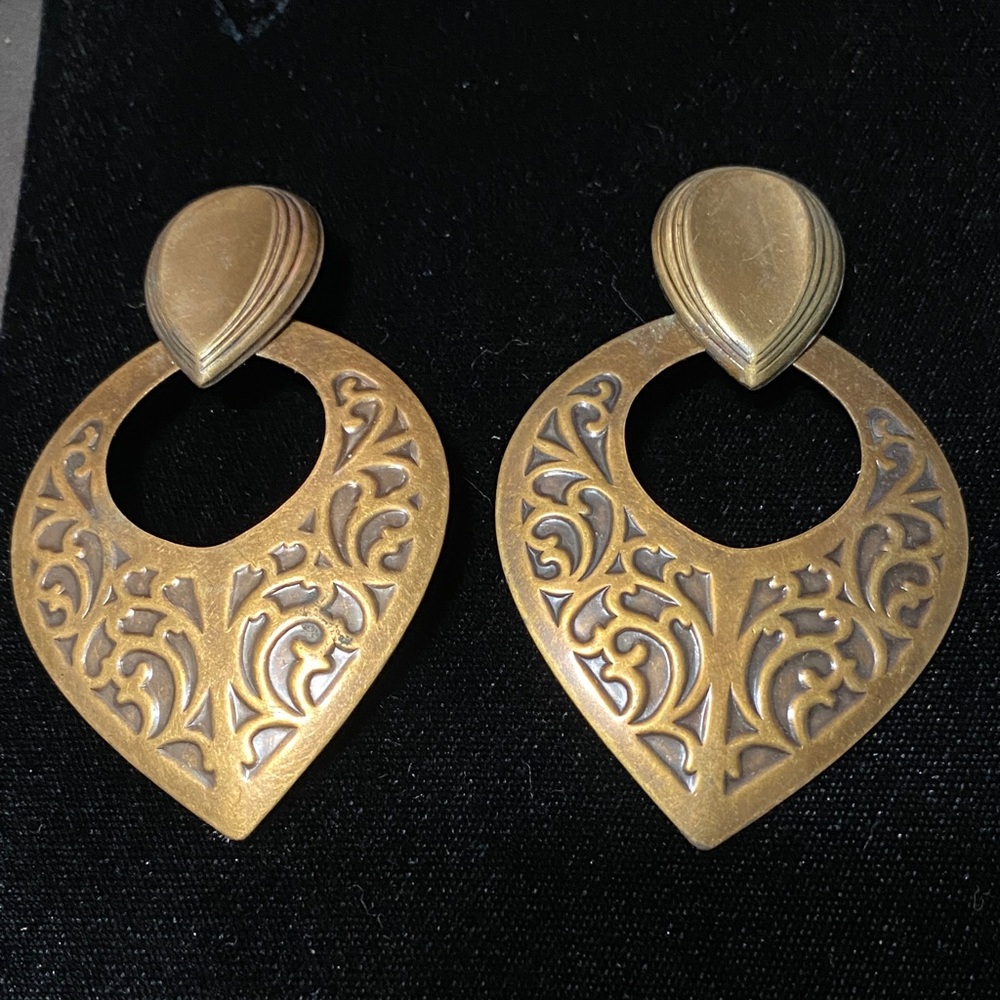 Elegant vintage pressed tin dangling Teardrop pierced Earrings - Picture 6 of 12